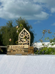 Golden acrylic 'Ramadan Mubarak' tissue holder – elegant Islamic home decor for Ramadan.